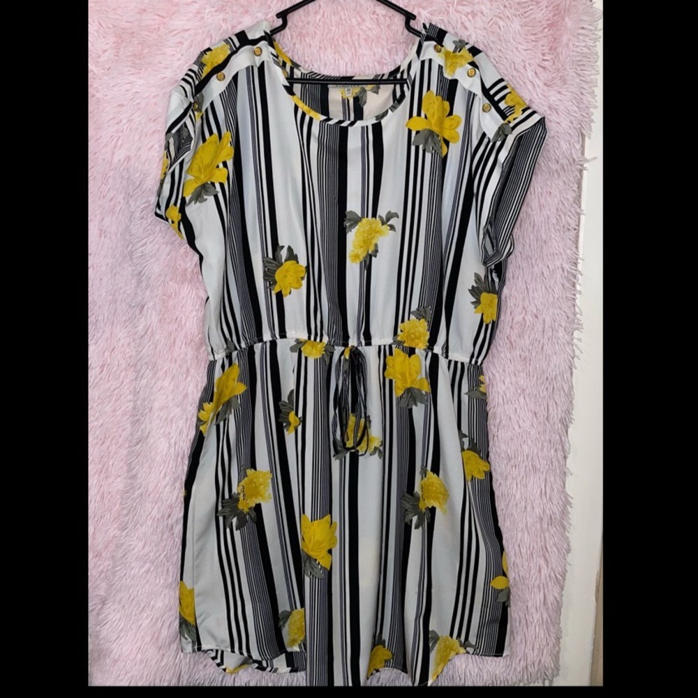 Black, white, yellow, and a hint of green. Speed control dress size 2x.